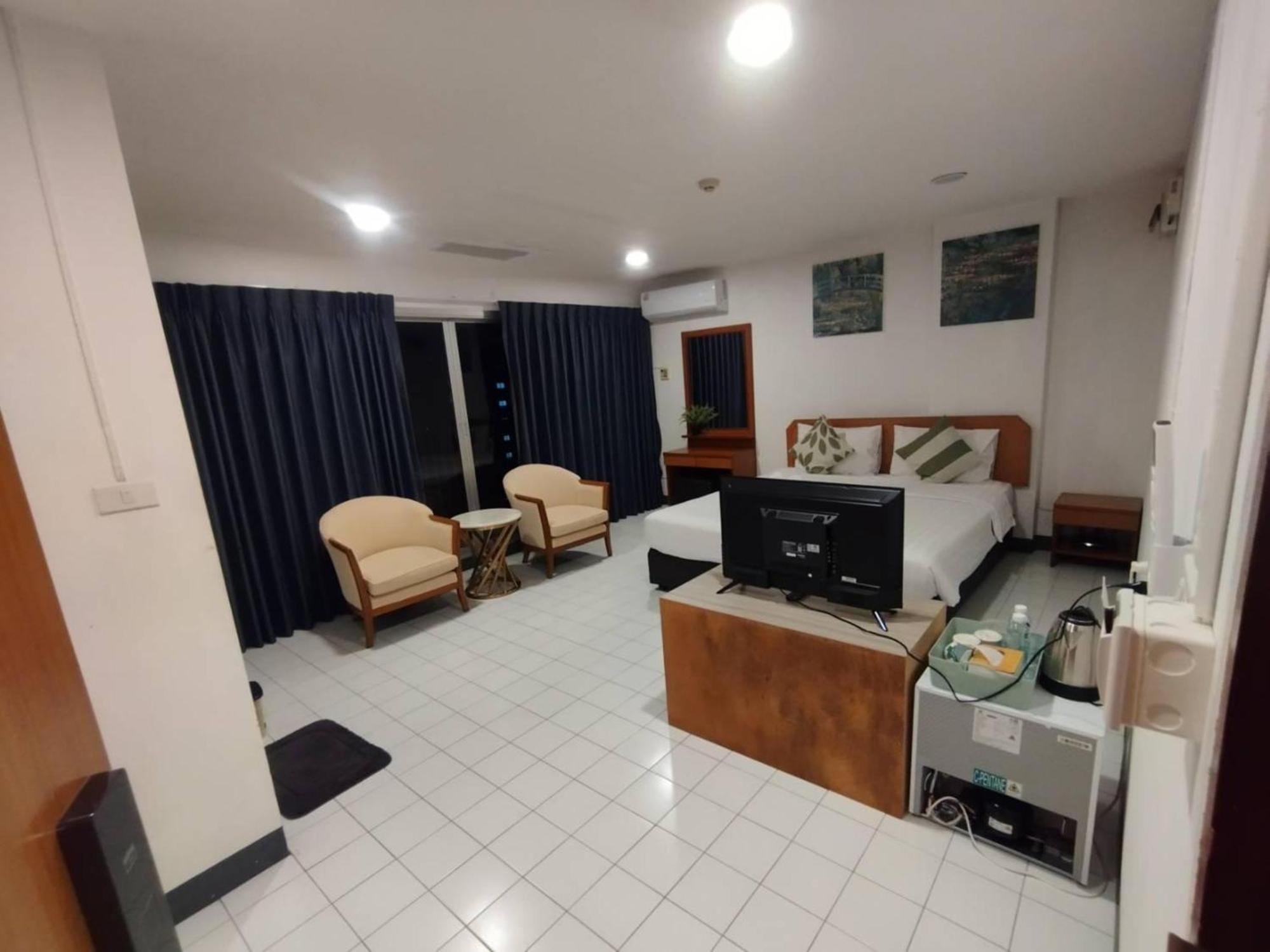 Oyo 75446 Travis Inthamara 49 Hotell Bangkok Exteriör bild