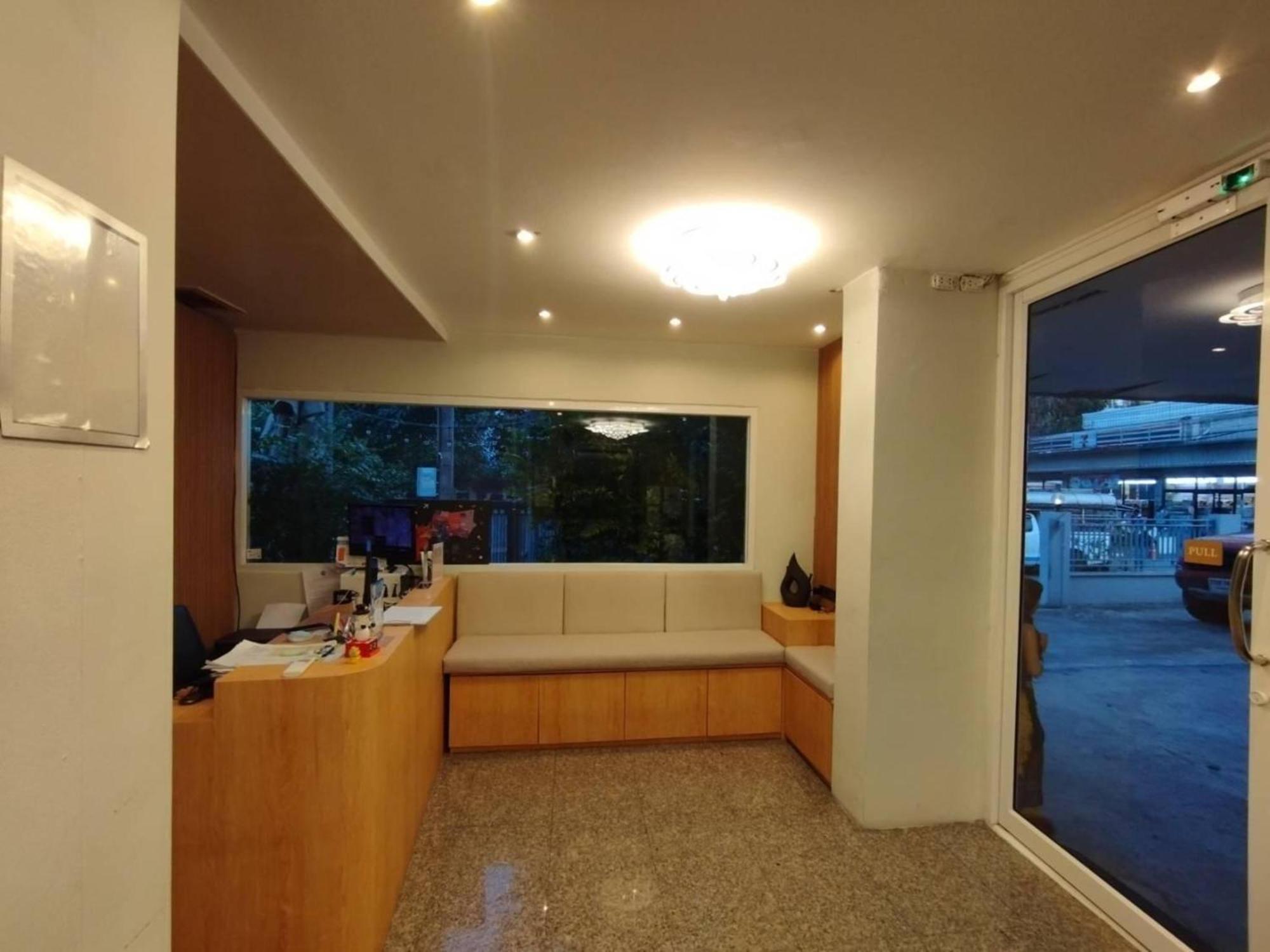 Oyo 75446 Travis Inthamara 49 Hotell Bangkok Exteriör bild