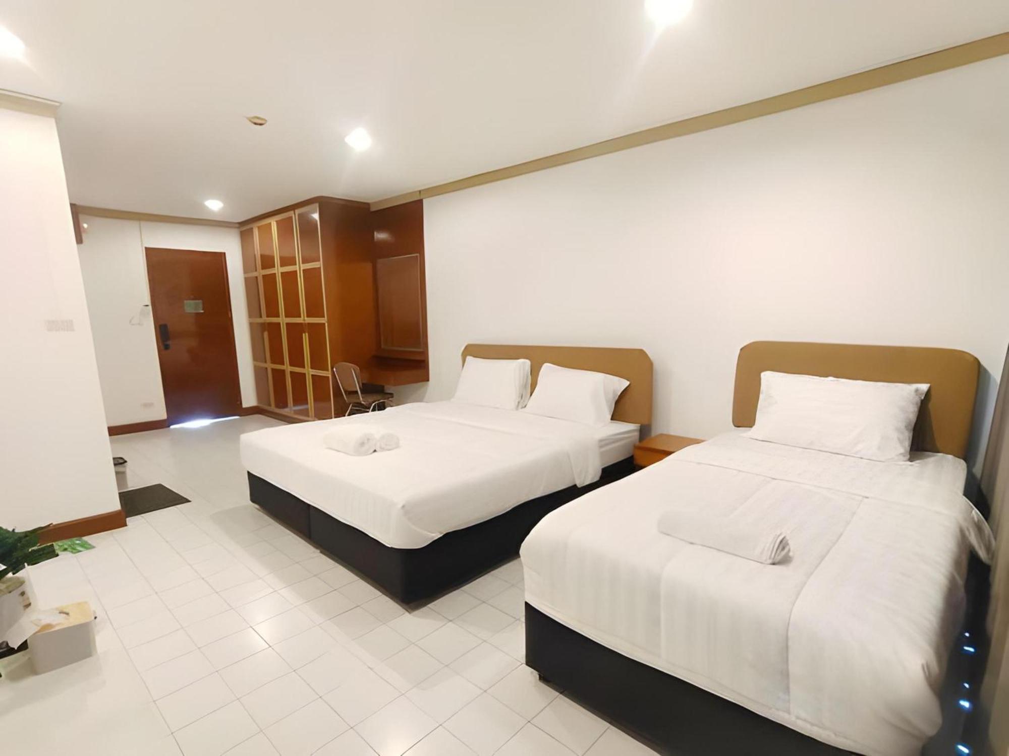 Oyo 75446 Travis Inthamara 49 Hotell Bangkok Exteriör bild
